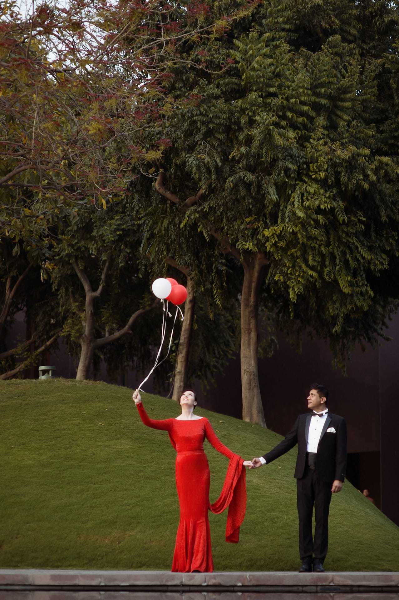 Bride and groom picture with holding balloon